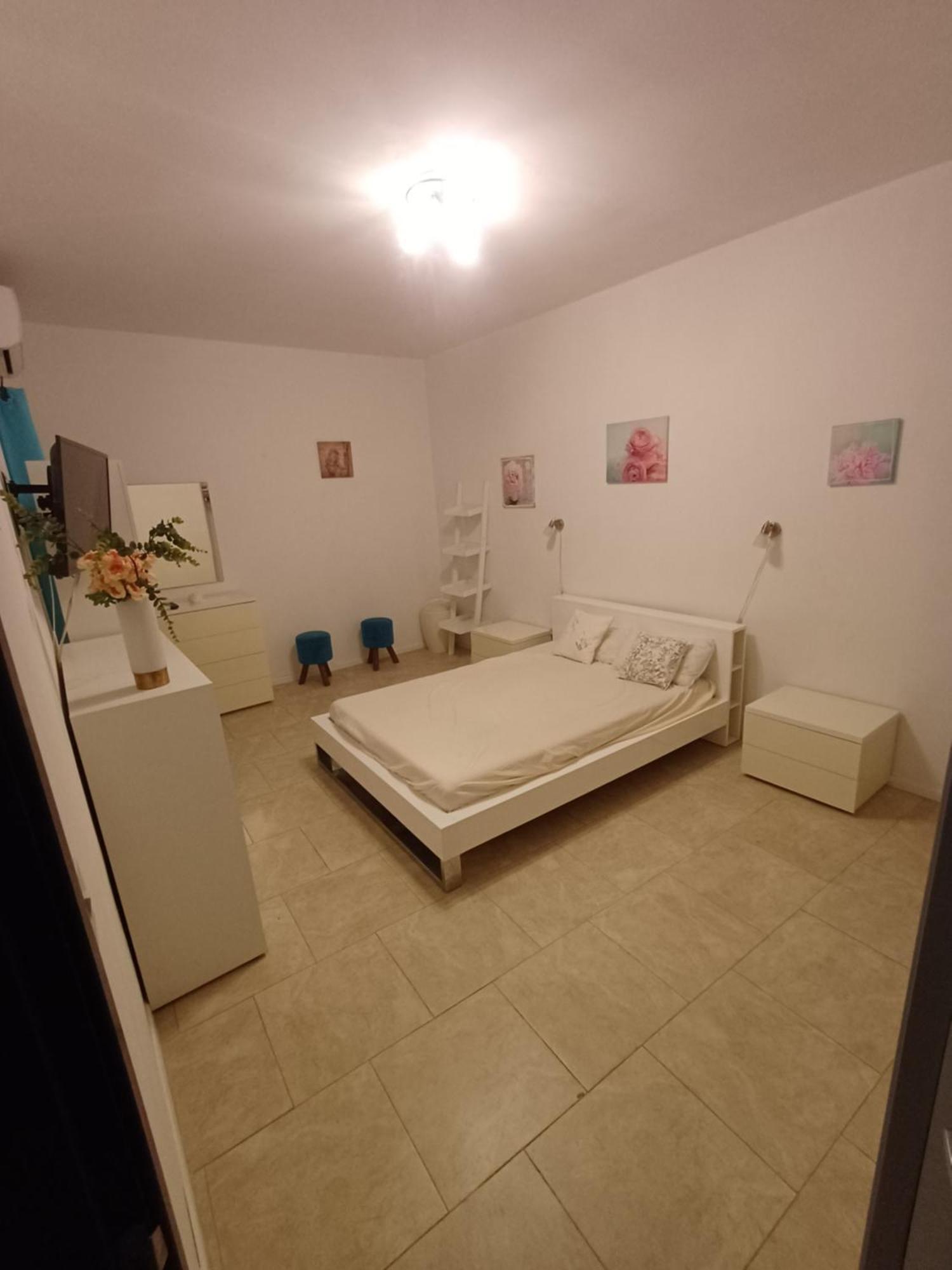 Apartamento Inessa'S Flat Pietà Exterior foto