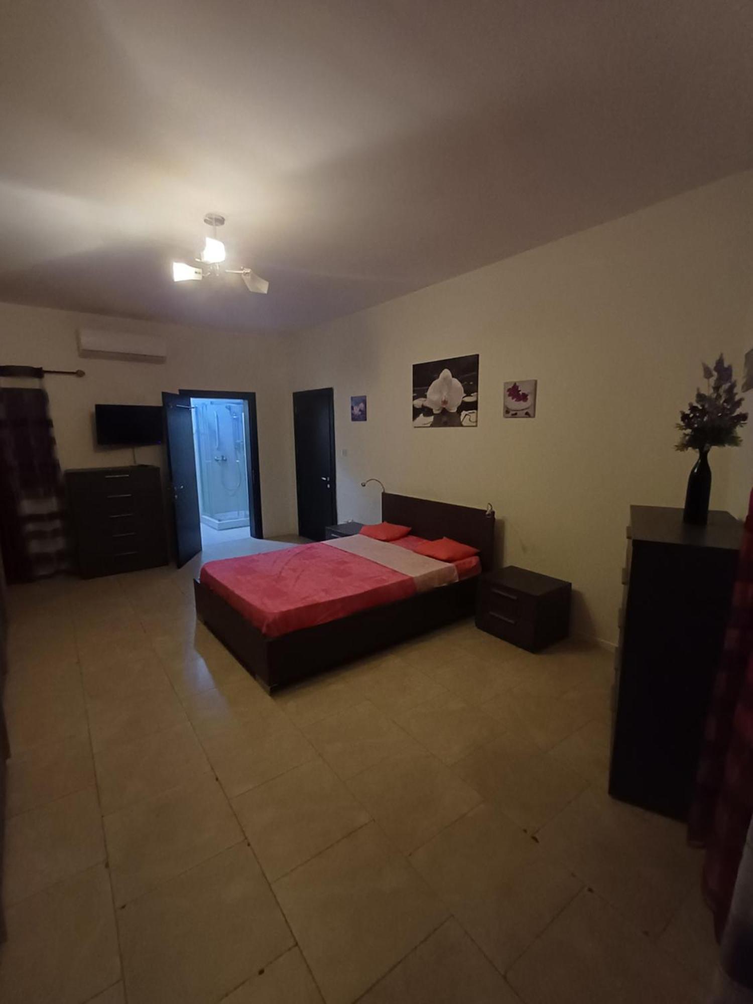 Apartamento Inessa'S Flat Pietà Exterior foto